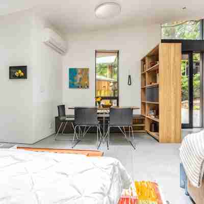 Hip Modern Studio in serene central Bellevue with AC, WiFi, Kitchen, TV Rooms