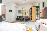 Hip Modern Studio in serene central Bellevue with AC, WiFi, Kitchen, TV