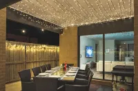 Sauna + King Beds, Super Large Luxurious Home - 4-Star