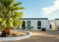 ~Villa Golden~ Centrally located, King Bed!