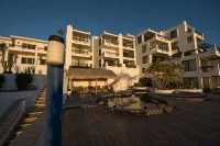 Tranquil and Relaxing Beachfront Condo with Exceptional Views!