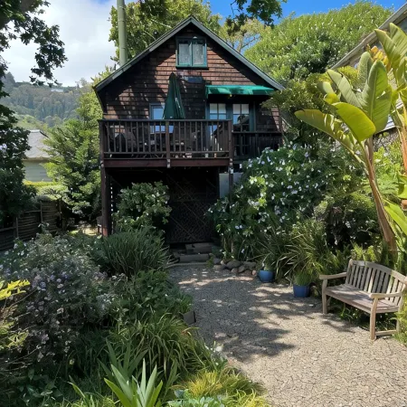 Cozy quiet & relaxing hide-a-way in the heart of Sausalito's ‘Hurricane Gulch