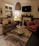 Ty Hiraeth A Charming Stay Steps Away from Caerphilly Castle! - Homestays