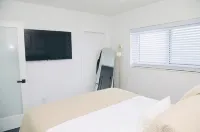 Two Bedroom Condo mins from beach