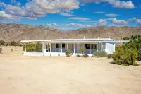 The Joshua Tree Whitmore House + Hot Tub - Homestays