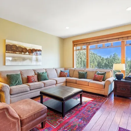 3-bedroom Penthouse in the Village/ walk to the Gondola/ top floor.