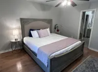 Convenient & Renovated 2BD/2BA house near Reservoir, Fenced Backyard, King Bed - Pools