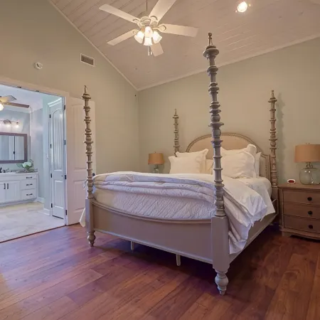 BEAUTIFUL WATERFRONT HOME WITH BOATHOUSE AND HUGE PORCHES! Hotele w: Hackberry