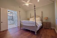 BEAUTIFUL WATERFRONT HOME WITH BOATHOUSE AND HUGE PORCHES! - 民宿