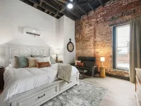 Cozy 1-bedroom apartment in fabulous Wabash with WiFi, AC Hotels in Wabash