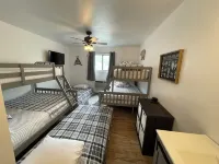 4-bedroom apartment right across from rodeo in cody - or rent the whole lodge! - ブティック