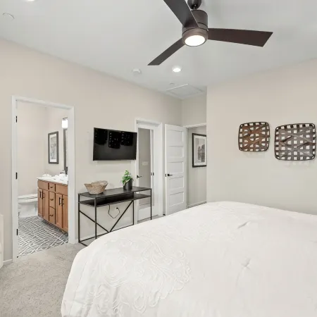 Brand New, Hot Tub, King Suite, BBQ, Fire Pit!