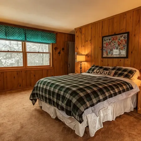 Forest Lane - Roomy Mt Snow 5 Bedroom Home with Hot Tub!