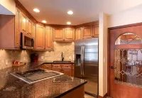 Beautiful Condo - Riverfront-Slopeside-Walk to Resort-On Bus Route - 부티크