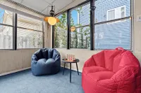 Royal Blue Haven ~ Walk Downtown Royal Oak, Game Room, Jetted Tub, Clean + Cozy - Homestays