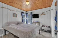 Renovated & Clean 'Original' OBX Bungalow, Direct Beach & Pier Access + EZ Cart - Homestays