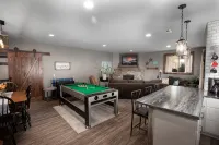 Inspirational Ranch-SUPERBLY CLEAN with HOT TUB!!! Lower Unit w/2 walkout patios - Bintang 4