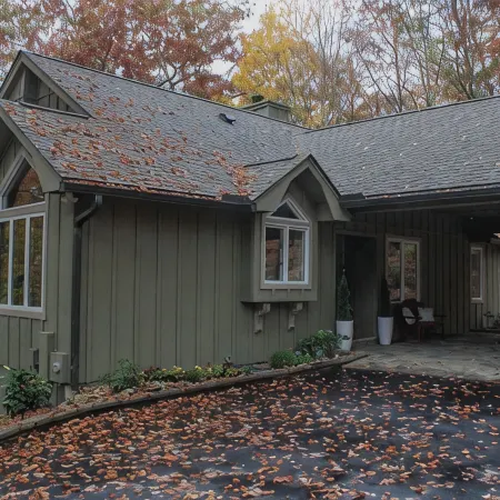 Newly remodeled 3-bedroom house with private hot tub, in welcoming Lake Toxaway.