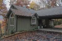 Newly remodeled 3-bedroom house with private hot tub, in welcoming Lake Toxaway. - Wifi