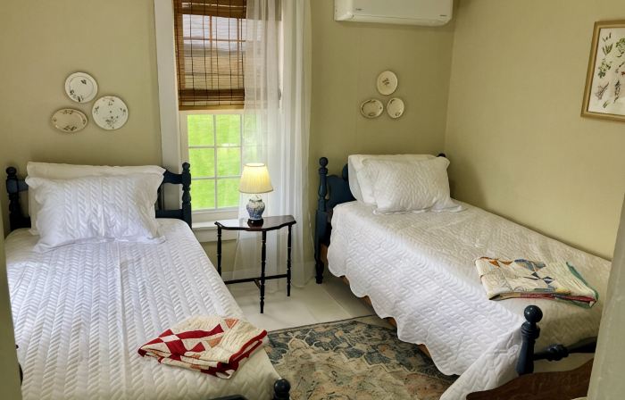 Cozy Vintage farmhouse in walking distance to Faylor Lake disc golf park.