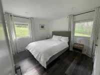 Newly renovated spacious private farmhouse 5 min from lake. - Wifi