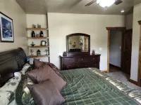 REMOTE CABIN WITH HOT TUB, MOVIE THEATER AND HUGE COVERED DECK WITH FIRE TABLE - 샬레 호텔