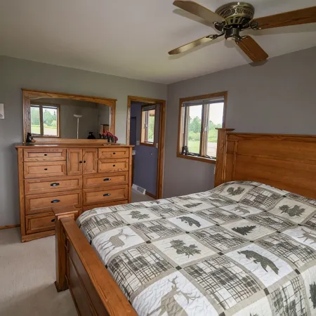 Spacious, Secluded Sanctuary! Very Clean! 5 Queen Beds! Wildlife Viewing.