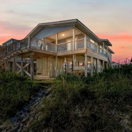 Amazing Views! Oceanfront next to Pier. 5 bed 5 bath. Sleeps 11. Family Friendly