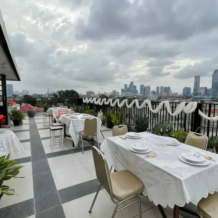 Front One Residence Syariah Mampang Отели рядом с достопримечательностью «Статуя Панчоран»