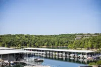 NO STAIRS!  AMAZING LAKE VIEW!  Just two miles from Silver Dollar City! - Hot Tub