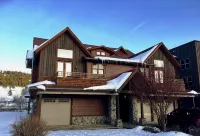 Beautiful Condo Retreat on the River - Homestays