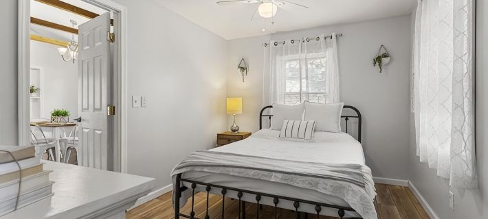 Close to Beach! Pool, Hot Tub, Firepit in Patio area & Deck. Hotels in Hampton