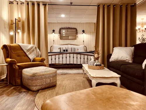 Tranquil Wooded King Bed Suite Close to Everything - Homestays