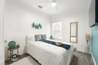Contemporary-3 Bedroom-Rooftop in the Heart of Downtown Conroe - Homestays