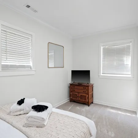 Cozy Downtown Boho Retreat - Sleeps 10!