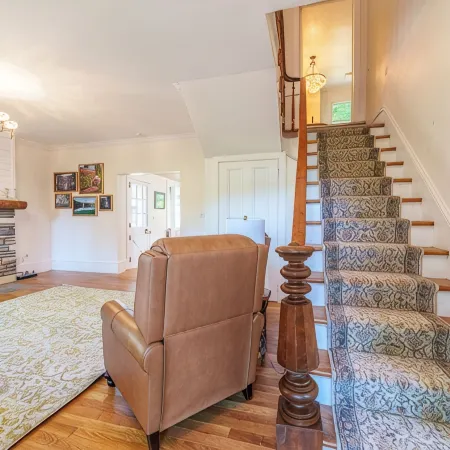 Breathtaking farmhouse with 4 bedrooms, Fishing, Kayaking, 6 acre pond!