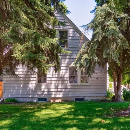 Experience Caldwell Charm/Visit the Wineries at this Historic 4 bdrm House+ WiFi