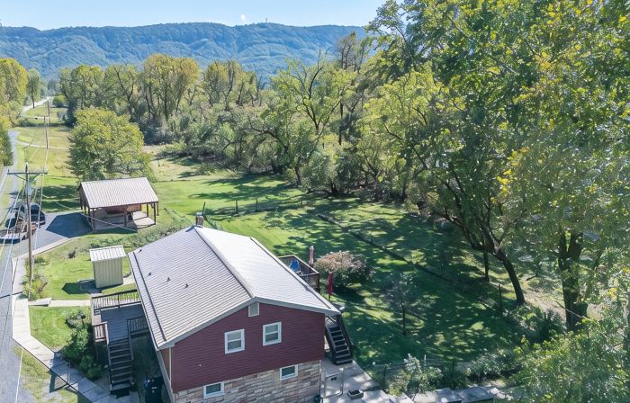 Comfy Creekside Getaway in Eagle Rock, VA on Craig Creek, near the James River
