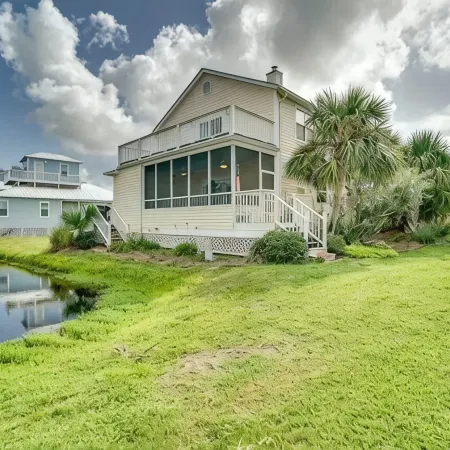 Comfy family friendly house, short stroll to the beach!