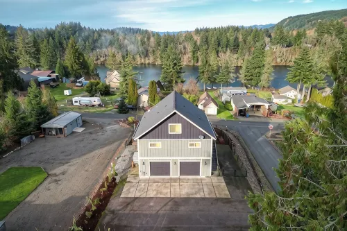 Modern Chalet with Lake Views in Marina Area - 4-Star