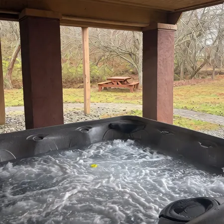River Front Log Cabin- Hot Tub-Tubing on the River, Pet Friendly.