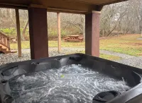 River Front Log Cabin- Hot Tub-Tubing on the River, Pet Friendly. - balcón