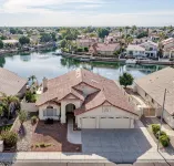 Lakefront Home complete with Mountain Views, Pool, Putting Green & Paddle Boat! - 4 ดาว