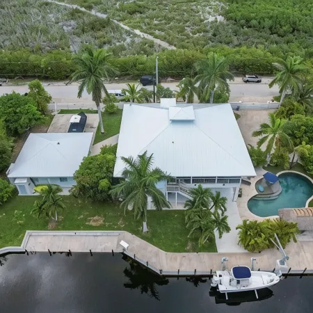 Pool, tiki hut, easy ocean access canal, dock, prime location 30m to Key West