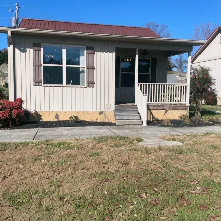 Lakefront Cabin in quiet cove. No steps to private boat slip. Pet friendly.