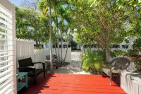 Southern Escape at Truman Annex - 2 Bed / 2.5 Bath with Parking & Shared Pool - Bungalows