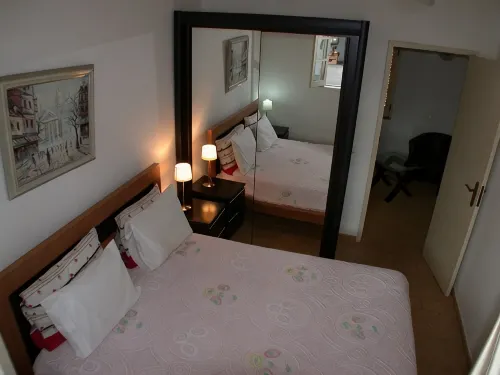 Sunny ap. with pool for 2 people (+2 young) right on the sea in a prime location - 3 étoiles