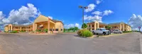 Quality Inn & Suites Victoria South - parking
