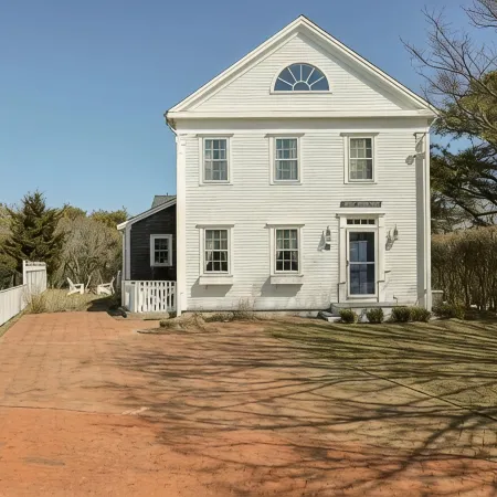 Cheerful 5 br Nantucket home; perfect for families