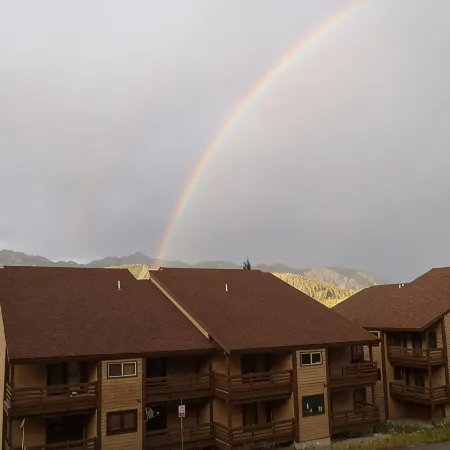 Ski In/Ski Out, 3 BR/3BA Condo, Hot Tub, Fireplace in Big Sky Mountain Village